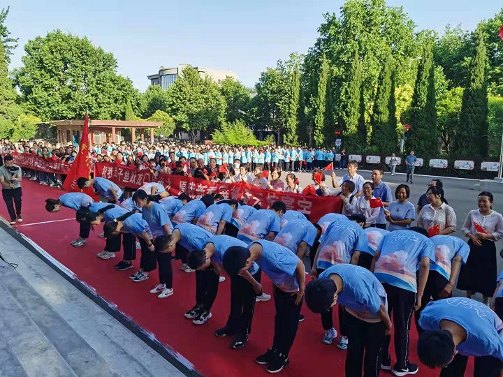 1622949790909135.jpg 鞠躬.jpg