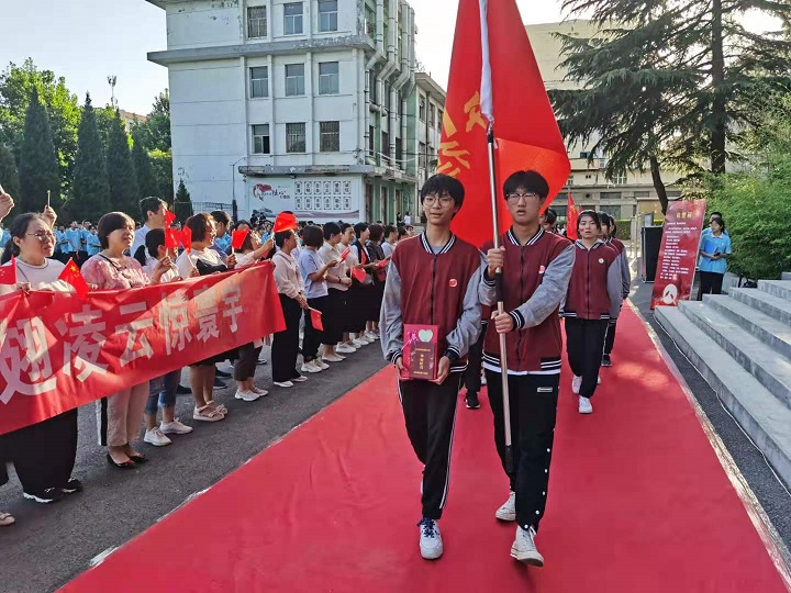 1622949819785028.jpg 走红毯.jpg