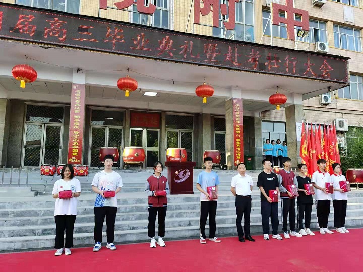 1622949941256990.jpg 颁毕业证.jpg