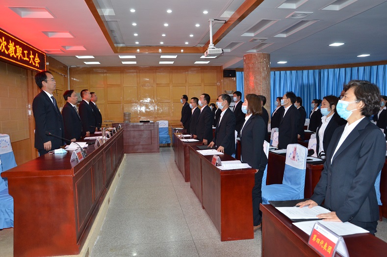 1650502999128136.jpg 全体起立 高唱国歌.JPG