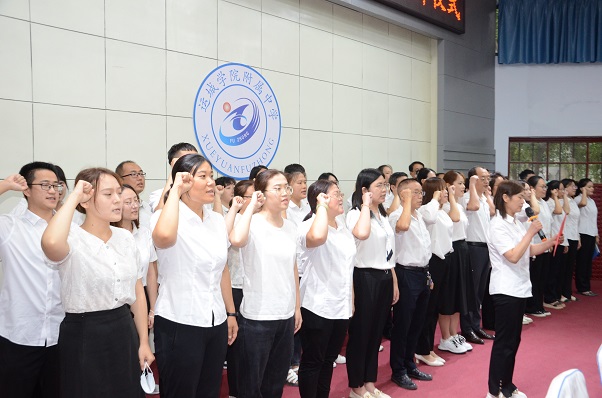 1662175374313156.jpg 全体教师宣誓.JPG