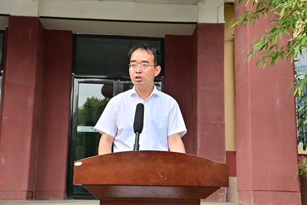 1756265321946000.jpg 马校长.JPG